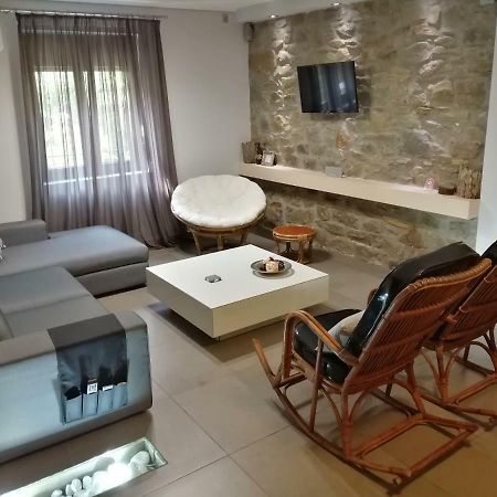 Modern Residence In The Center Of Trikala Exterior foto